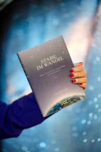 Naria_Band1_BuchinderHand